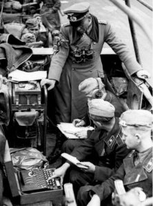 Enigma im Einsatz bei deutschen Truppen in Frankreich, 1940 (Quelle: J Brew, CC BY-SA 2.0, via Wikimedia Commons)