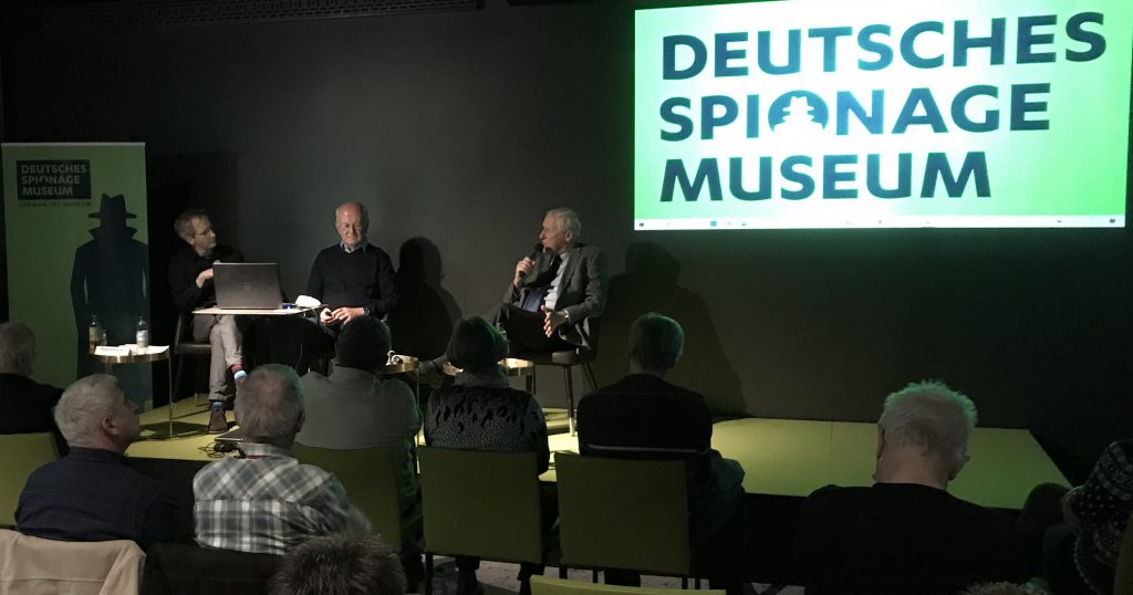 Bild von Florian Schimikowski, Detlev Vreisleben und Prof. Dr. Reinhard Schiffel (v.l.n.r.) auf der Bühne des Veranstaltungssaals des Deutschen Spionagemuseums