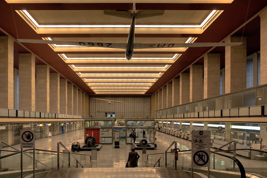 Flughafen Tempelhof [S-b, CC BY-SA 3.0, via Wikimedia Commons]