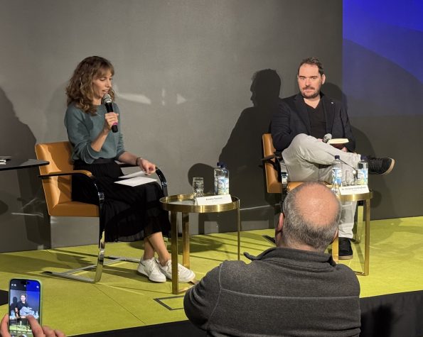 Annette Nenner und Christian Hardinghaus im Gespräch auf der Bühne im Deutschen Spionagemuseum
