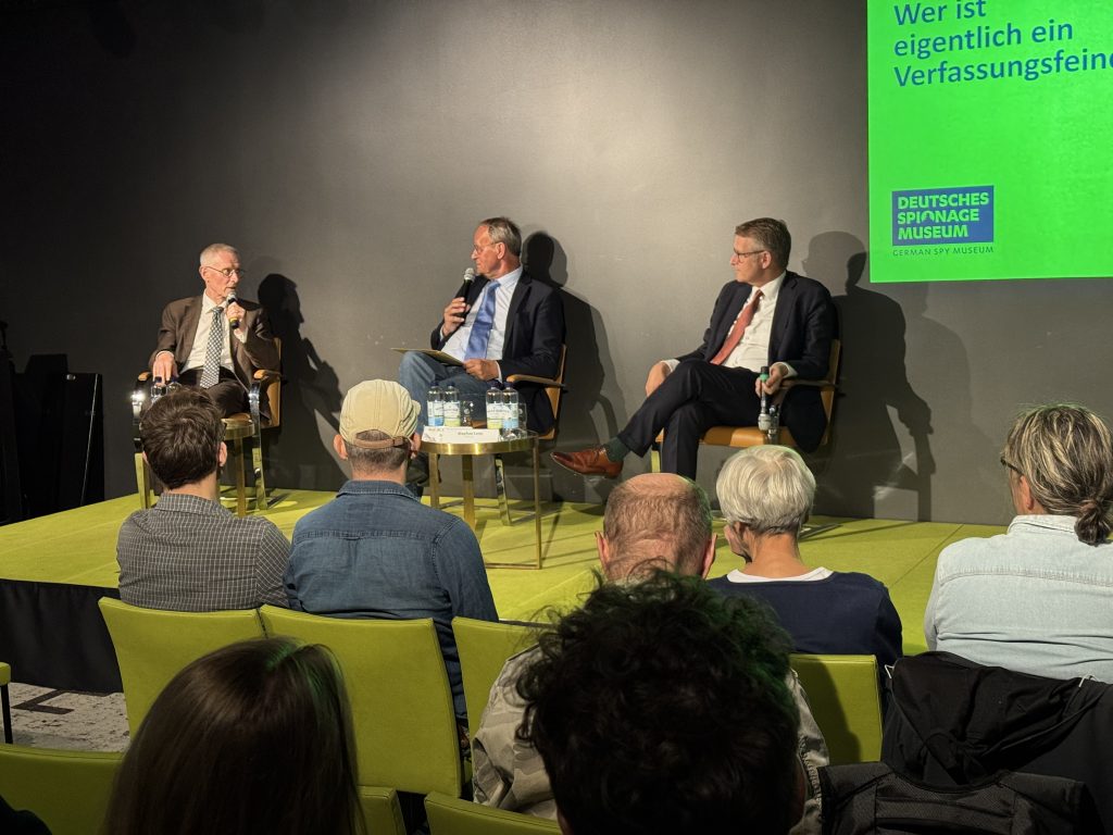 Veranstaltung Verfassungsfeind Deutsches Spionagemuseum Experten auf Podium