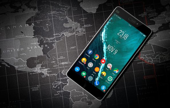 Smartphone vor Weltkarte