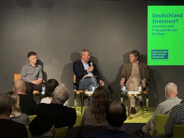 Podiumsdiskussion russische Attacken auf Deutschland 1