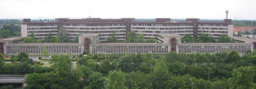 Hauptsitz des BfV in Köln (Quelle: Stefan Kühn, CC BY-SA 3.0, via Wikimedia Commons)