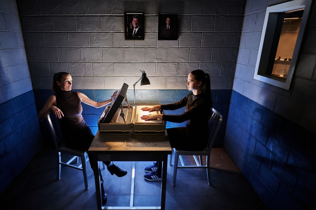 Der Lügendetektor überführt alle und verrät die verborgensten Geheimnisse.