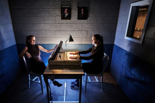 Der Lügendetektor überführt alle und verrät die verborgensten Geheimnisse.