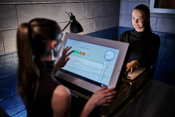 Der Lügendetektor überführt alle und verrät die verborgensten Geheimnisse.