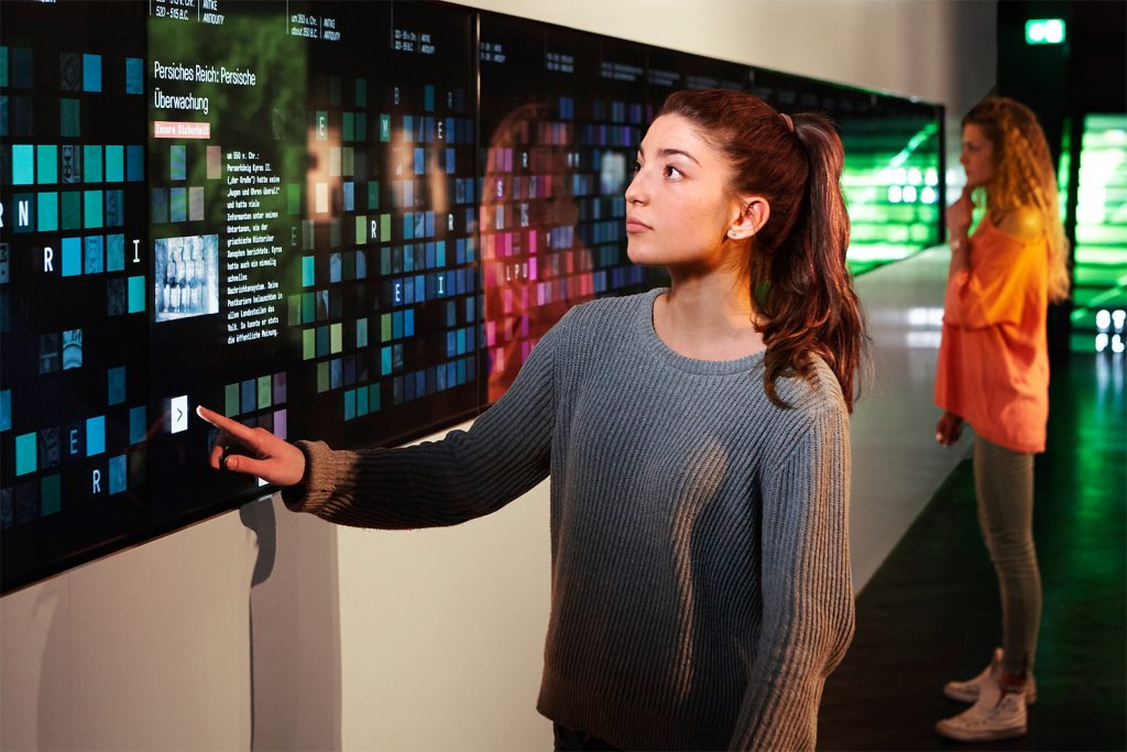 Frau im Prolog des Deutschen Spionagemuseums