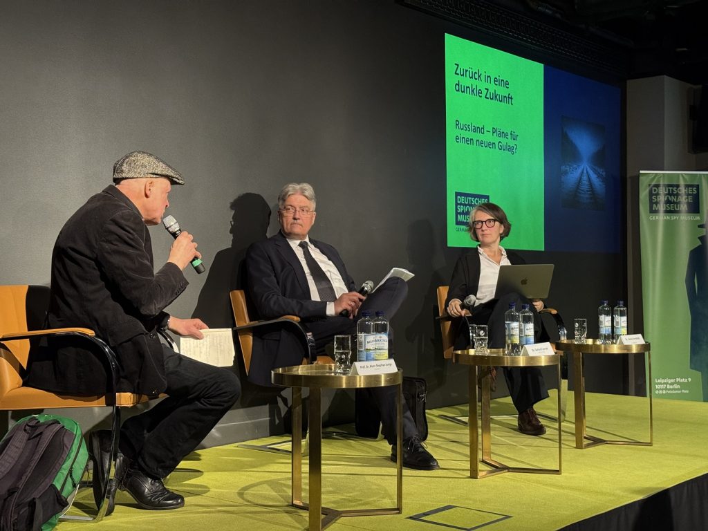 Podiumsgäste bei der Veranstaltung Neue Gulgas im März 2026