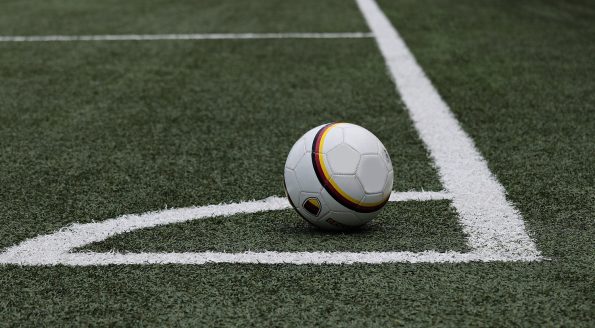 Fußball auf Seitenlinie