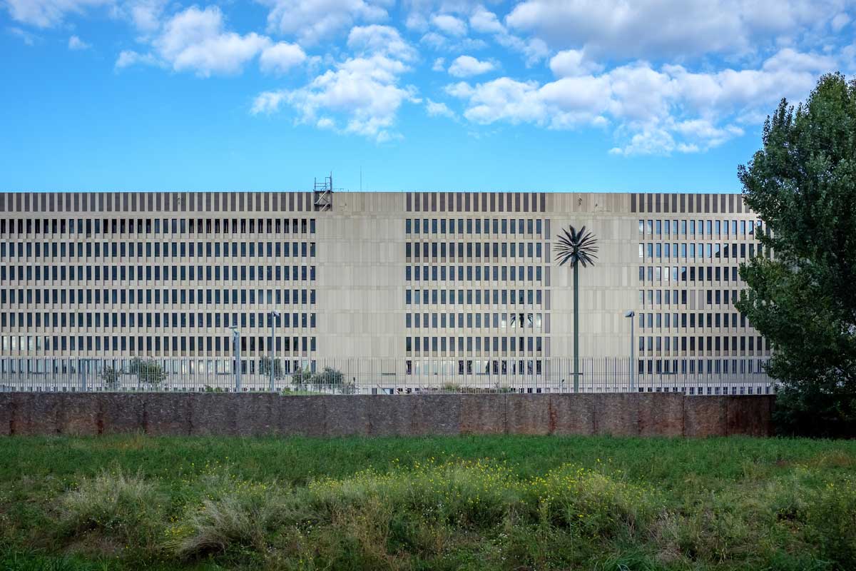 Fassade der BND-Zentrale in Berlin